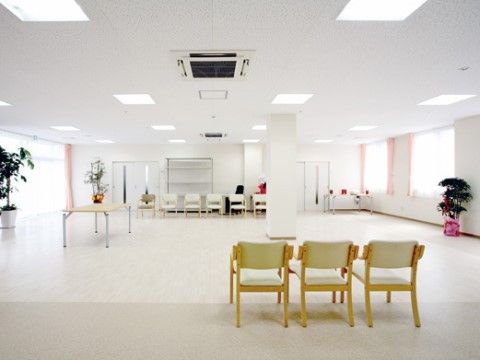 白を基調としいて、所々に緑を配置した明るいスペースになっている。椅子も用意されていて多人数でのレクレーションや、演芸会などもできる。