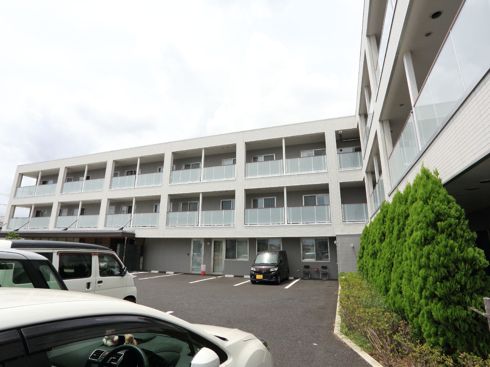 3階建ての施設の建物の前には駐車スペースが設けられており、入り口までは段差のないバリアフリーになっている。