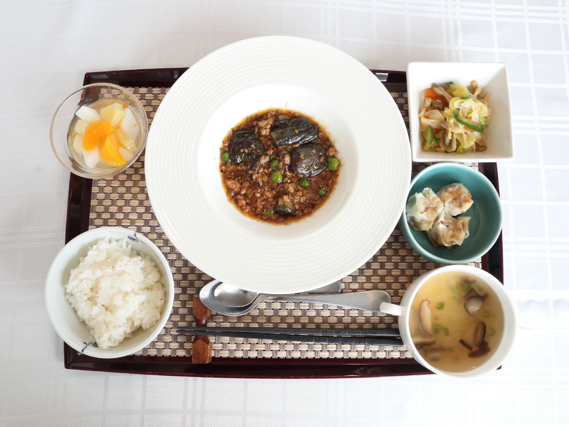 メインディシュのマーボーナスやザーサイと野菜の和え物、デザートの杏仁豆腐等中華風のメニューが並んでいる。