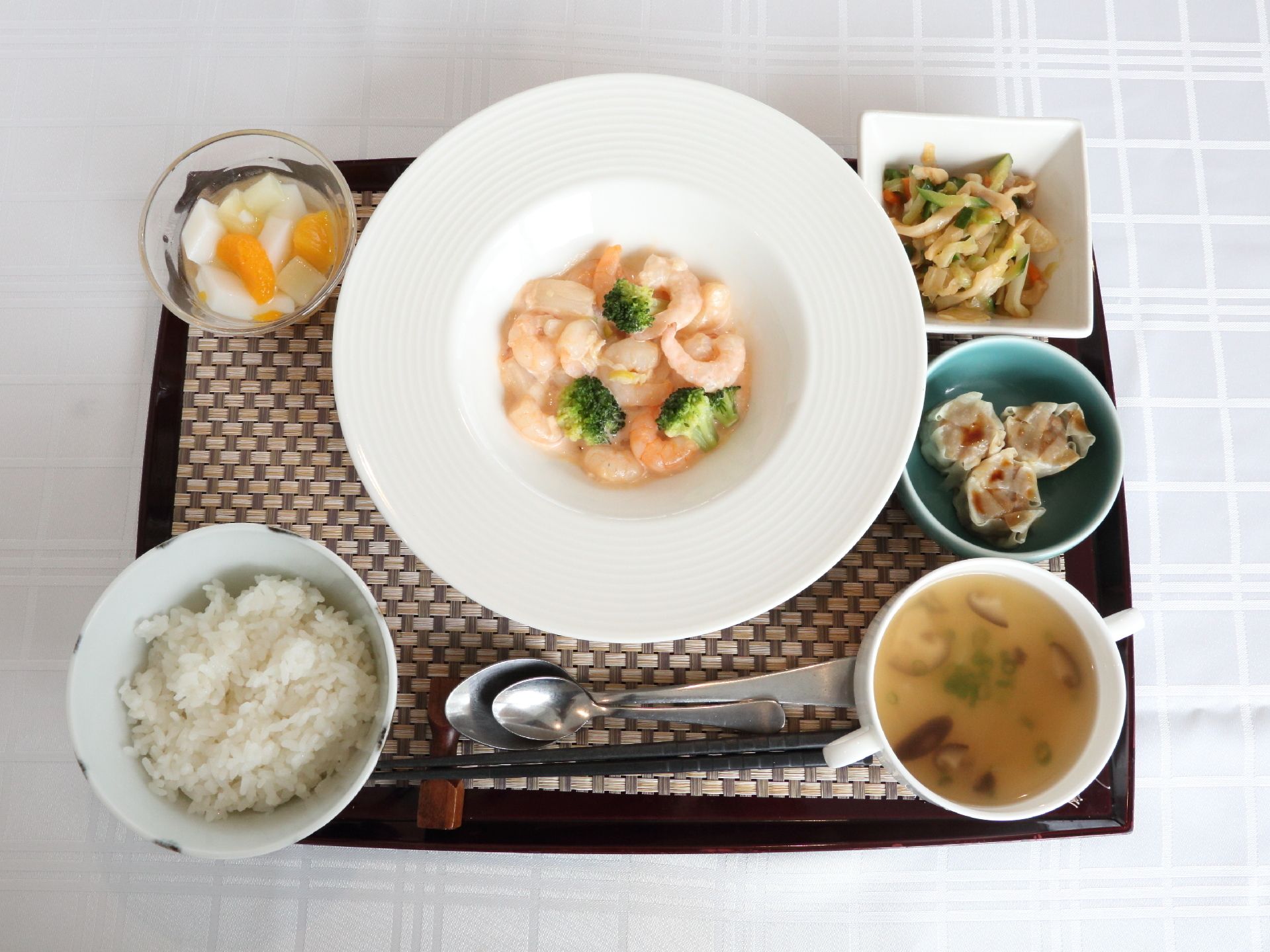 栄養のバランスを考え、海老とブロッコリーの炒め物、シュウマイ、小鉢、杏仁豆腐等中華風のメニューが提供されている。