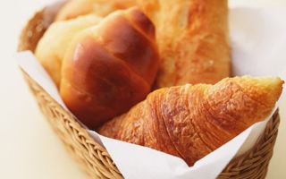 かごに入ったクロワッサンやバターロール
