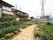 静かな住宅地に建てられている施設の敷地にはガーデンがあり、花壇や畑が作れられている。歩道が整備されており、散歩コースにも最適。