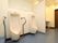男性用のトイレは床が青色になっており、便器が横並びに2つ設置されている。洗面台とは、壁で仕切られている。