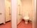 女子トイレには個室が2つ設けられており、便器の両側にはトイレットペーパーの替えやゴミ箱が置かれている。