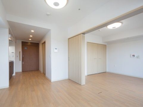 部屋を仕切る引き戸やキッチンが設置された居室