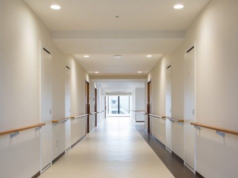 白を基調にした通路は清潔感があり、明るくて気持ちを爽やかにする。壁には手すりがあり、安心して移動できる。