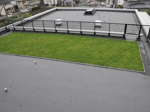 施設には屋上があり、芝生を敷き詰めるなど庭園になっている。天気の良い日など、屋上で快適に過ごすことができる。
