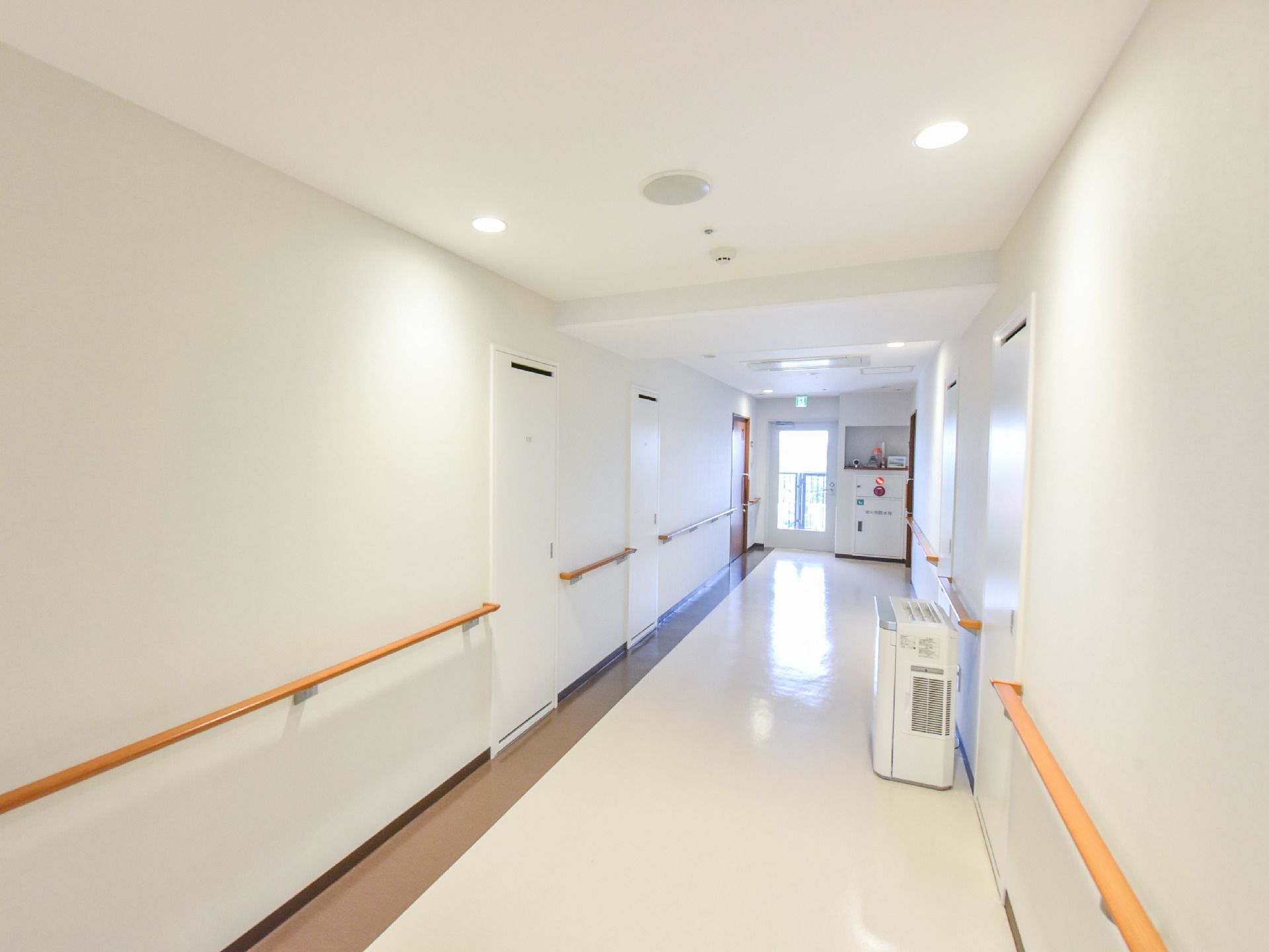 廊下は壁、天井、ドアとも白で統一され、廊下は片側の端部分のみブラウンとなっている。両側の壁に手すりが設置されている。