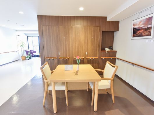 絵画が飾られた休憩所