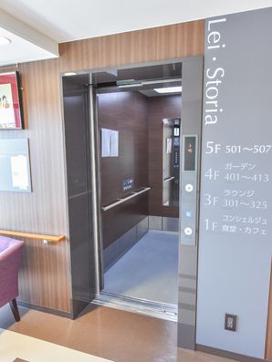 奥行きのあるエレベーター