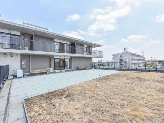 室内からでも景色を眺められる屋上