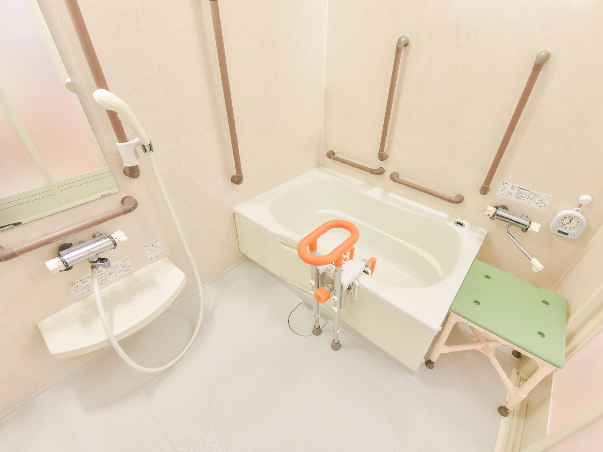 浴室はバスタブにシャワー、壁には手すりがあり台も設置されている。バスタブには入浴を補助する機械が設置されている。