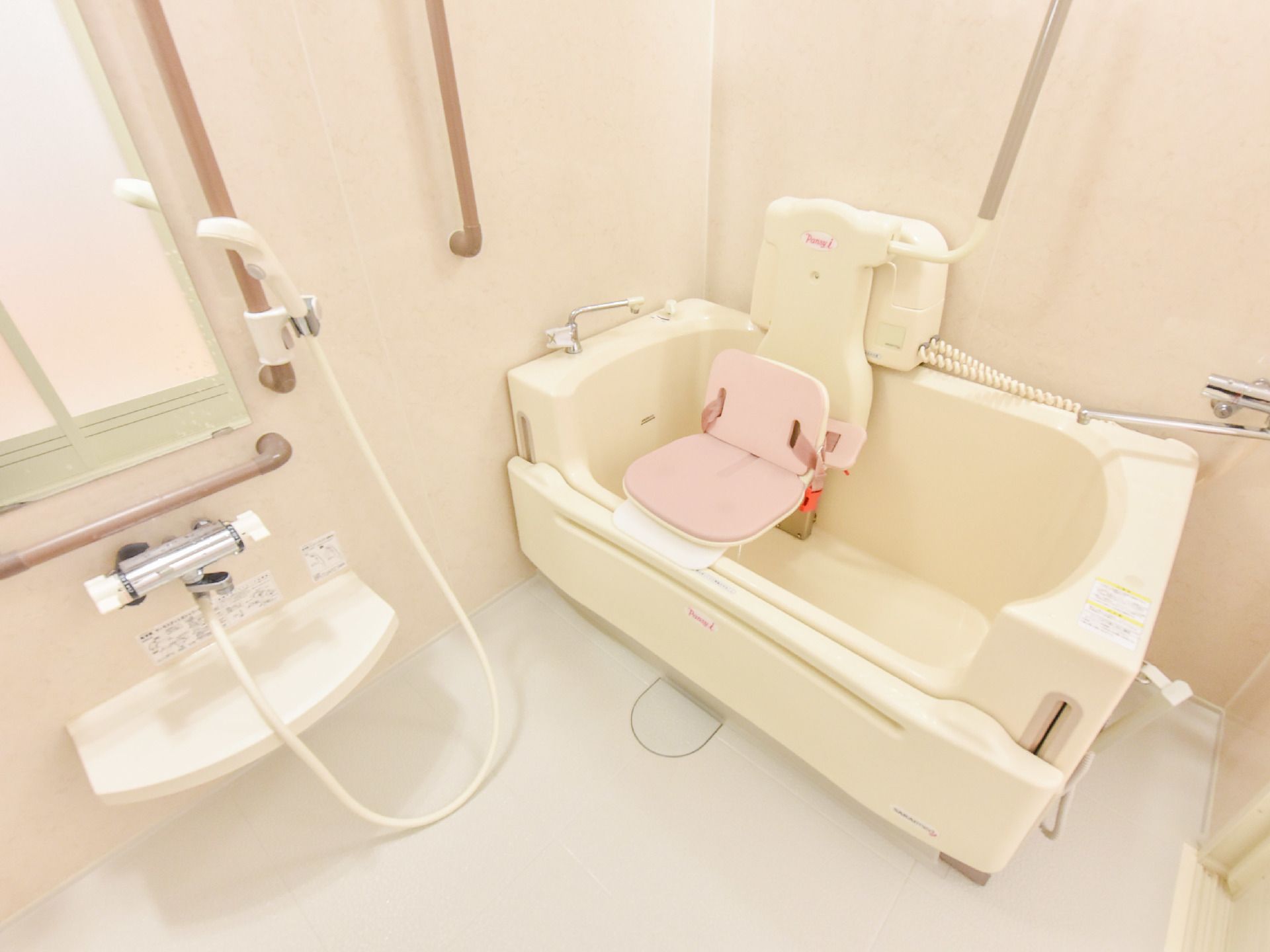 ゲストルームの浴室はバスタブに入浴を補助する椅子型の機材が設置されている。足の不自由な方を入浴させることが簡単になっている。