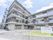 施設は5階建ての建物で4階部分が一部屋上になっている。外には非常階段も設置されている。駐車場も広く車での来場にも対応。