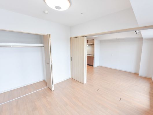 仕切りを開けると広々としたワンルーム