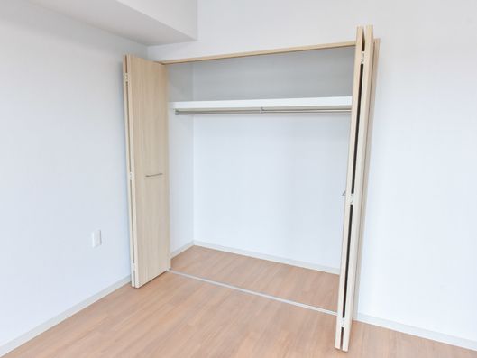 収納にはハンガーポールを設置