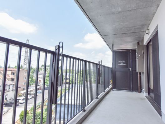 低い位置に設置された物干し台