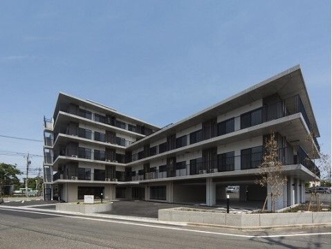 モノトーンの3階建てと4階建ての建物
