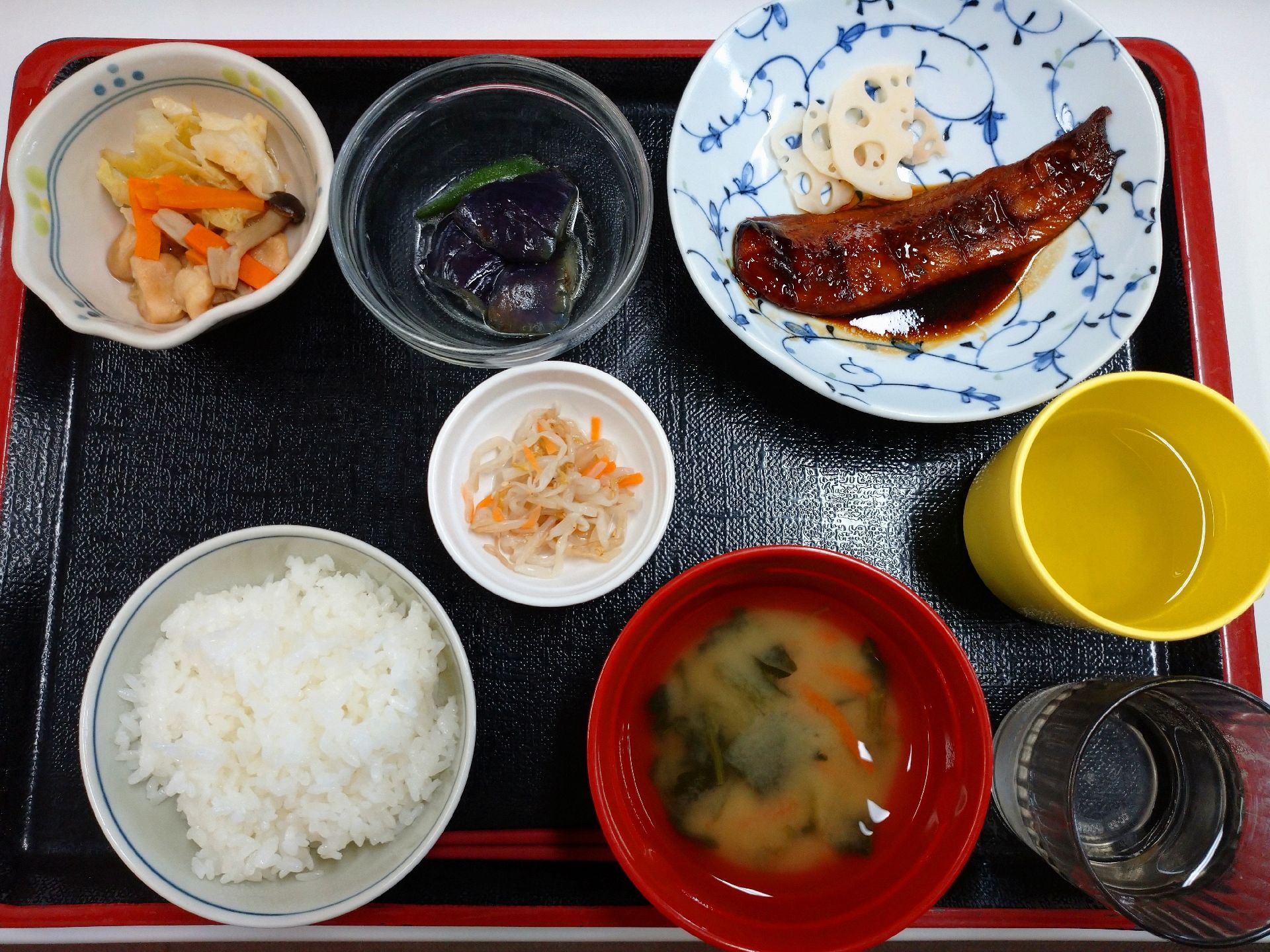 ご飯と味噌汁、小鉢に副菜が盛り付けられた食事