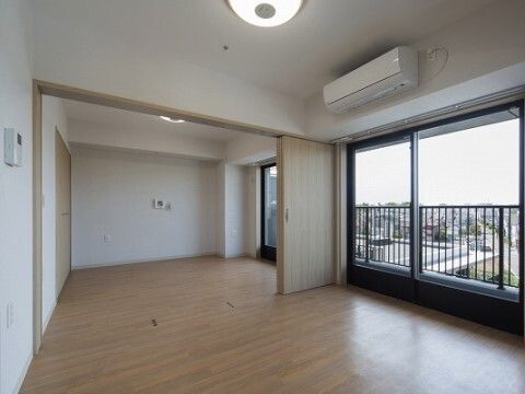 私室は正方形で広さがあります。照明はシーリングライト。壁には照明のスイッチとコールスイッチが有る。エアコン完備。