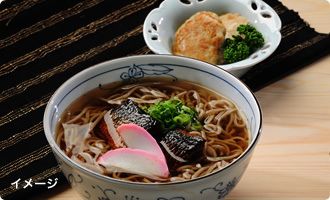 かまぼこやネギをトッピングしたそば