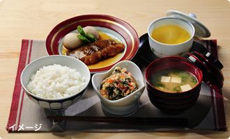 煮魚とごはんと味噌汁のセット