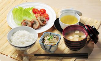 レタスとトマト、肉巻きやごはんと味噌汁