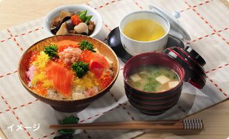 ちらし寿司と筑前煮に味噌汁が付いたメニュー