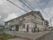 三角屋根で2階建ての建物
