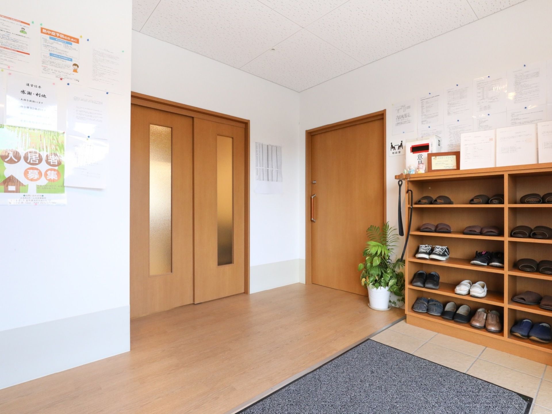 玄関横には扉のない大型の靴箱が設置されている。空間はとても広い。床は段差のないバリアフリーになっている。