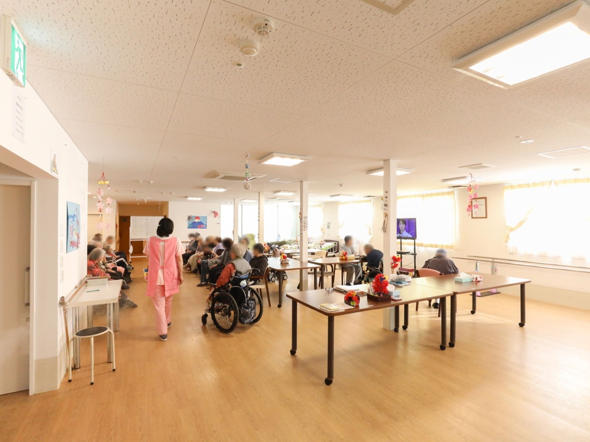 食堂を兼ねた広いリビング。床はフローリング敷きで、多数の窓が設けてあるため室内は非常に明るくなっている。