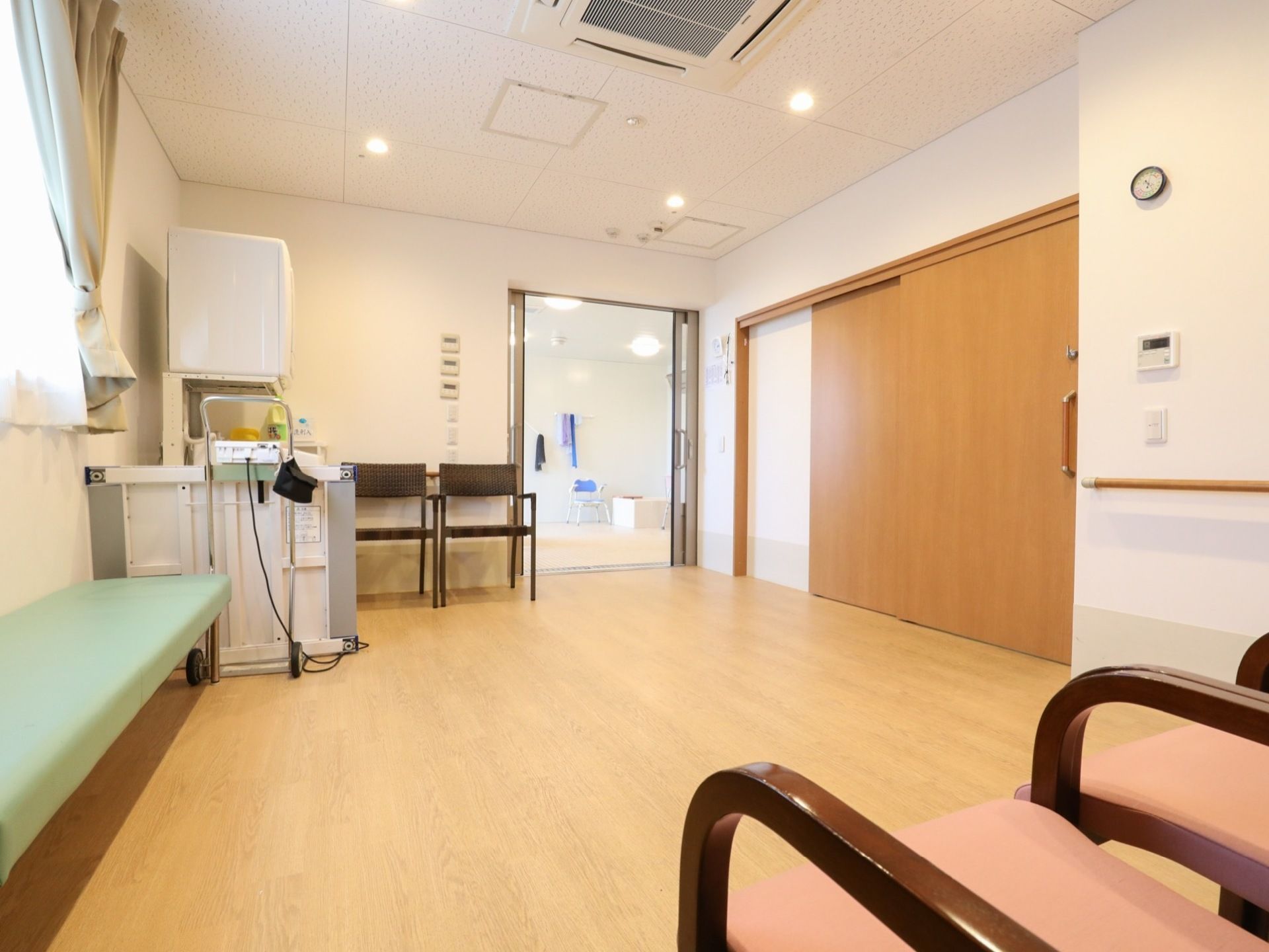 共同の浴室の前には、更衣室とランドリーを兼ねた大き目の部屋がある。洗濯機は部屋の隅に設置されている。