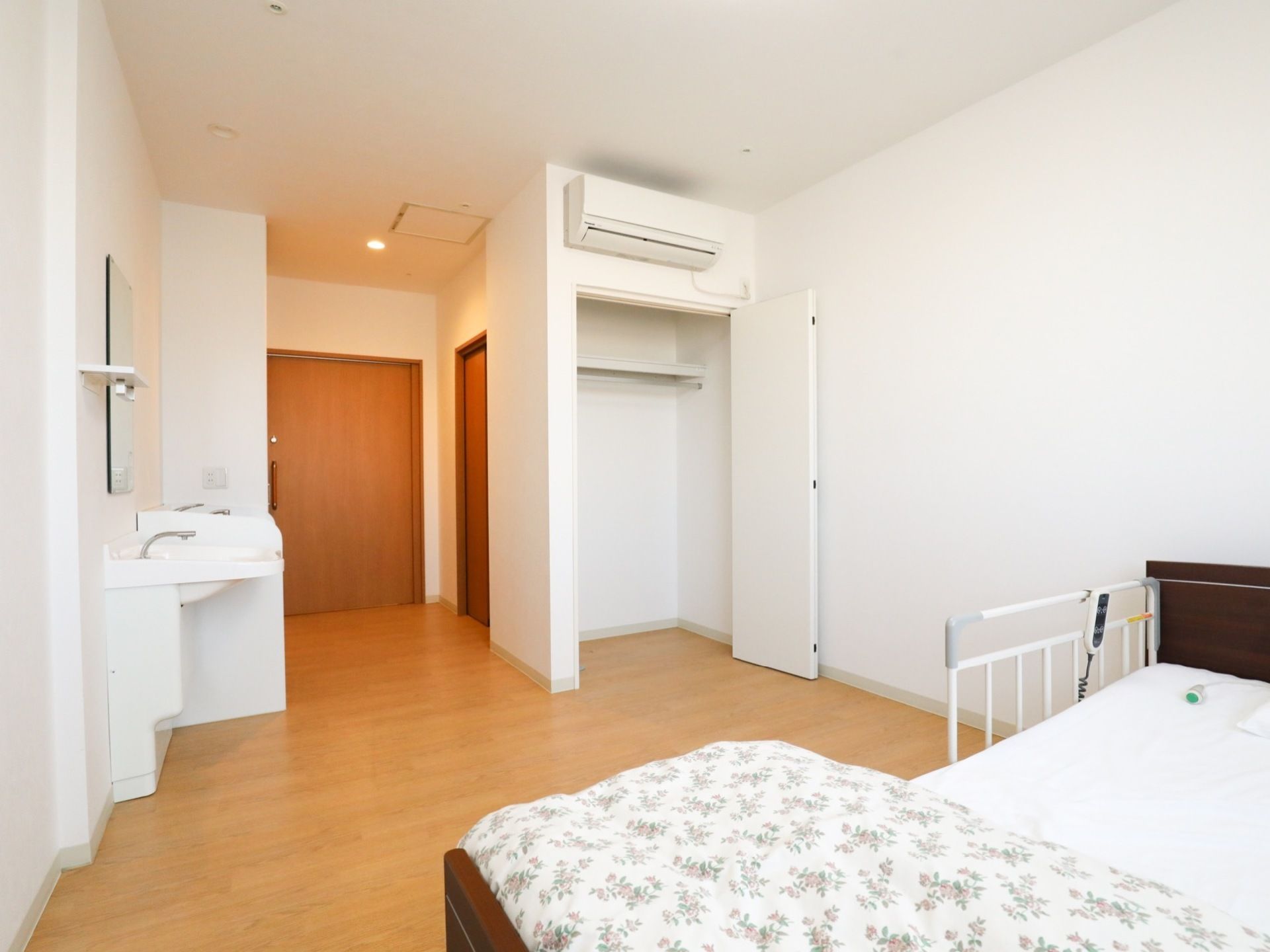 入居者それぞれに割り当てられる居室。収納スペースは部屋と一体となっていて、白い折り戸式のドアを持っている。