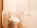 居室には、温水洗浄便座付きのトイレが完備されている。可動式やL型手すり、呼び出しボタンが壁に備わっている。