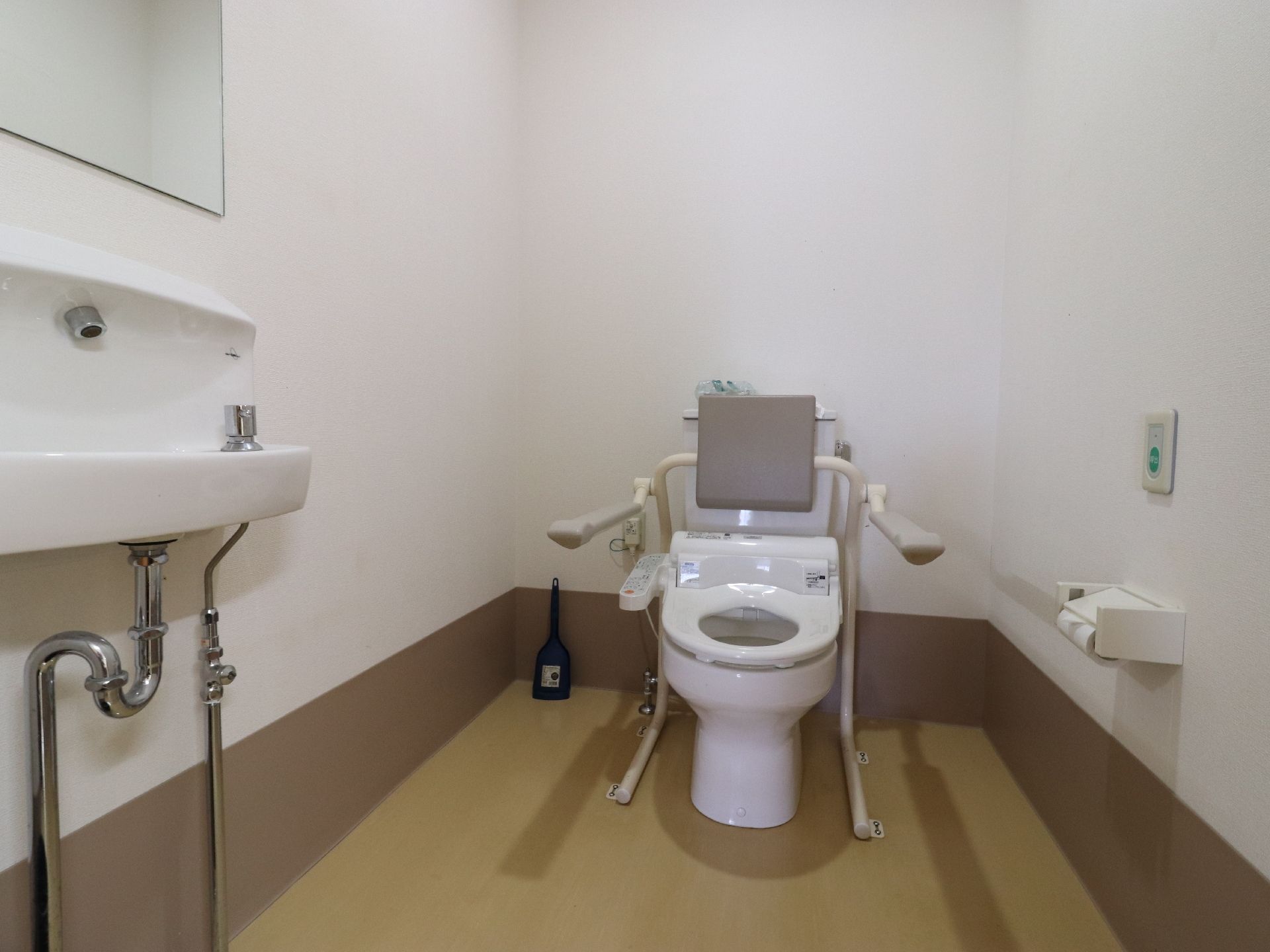 清潔感のあるトイレである。壁の下側には幅の広いソフト巾木が取り付けてあるので、車椅子が接触した際、壁に傷がつきにくい。