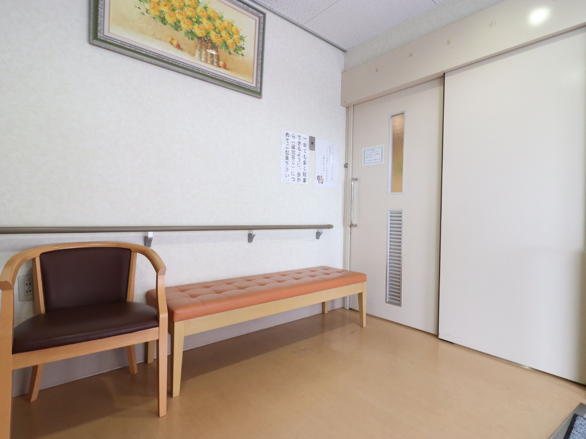 長椅子が設置してあり、小休止をとることができる休憩スペースである。壁には絵画が飾られており、腰高には手摺も設置してある。