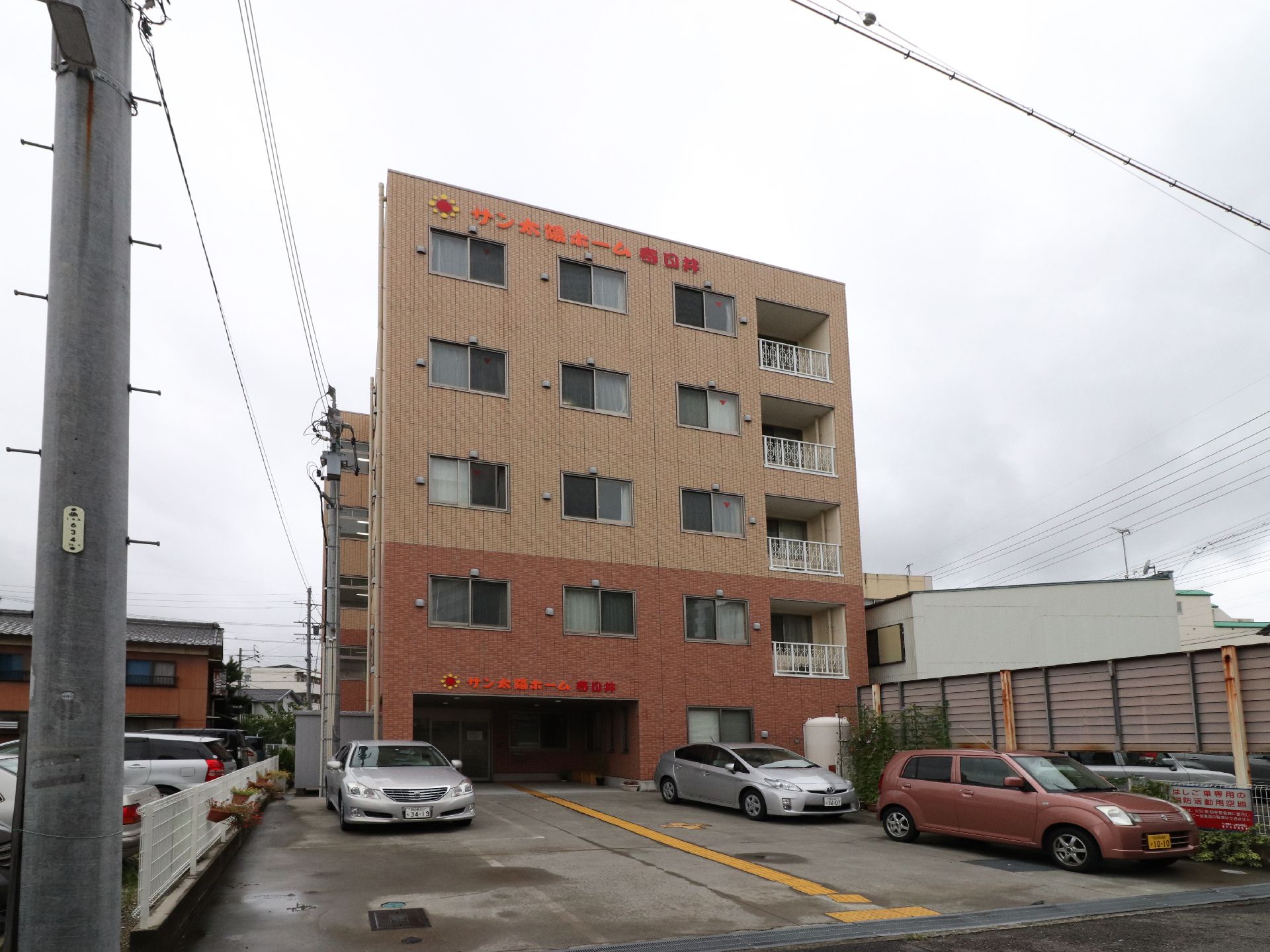 ＲＣ造5階建ての施設である。右側はルーフバルコニーになっている。施設名称の表記は外壁に設置され確認しやすい。