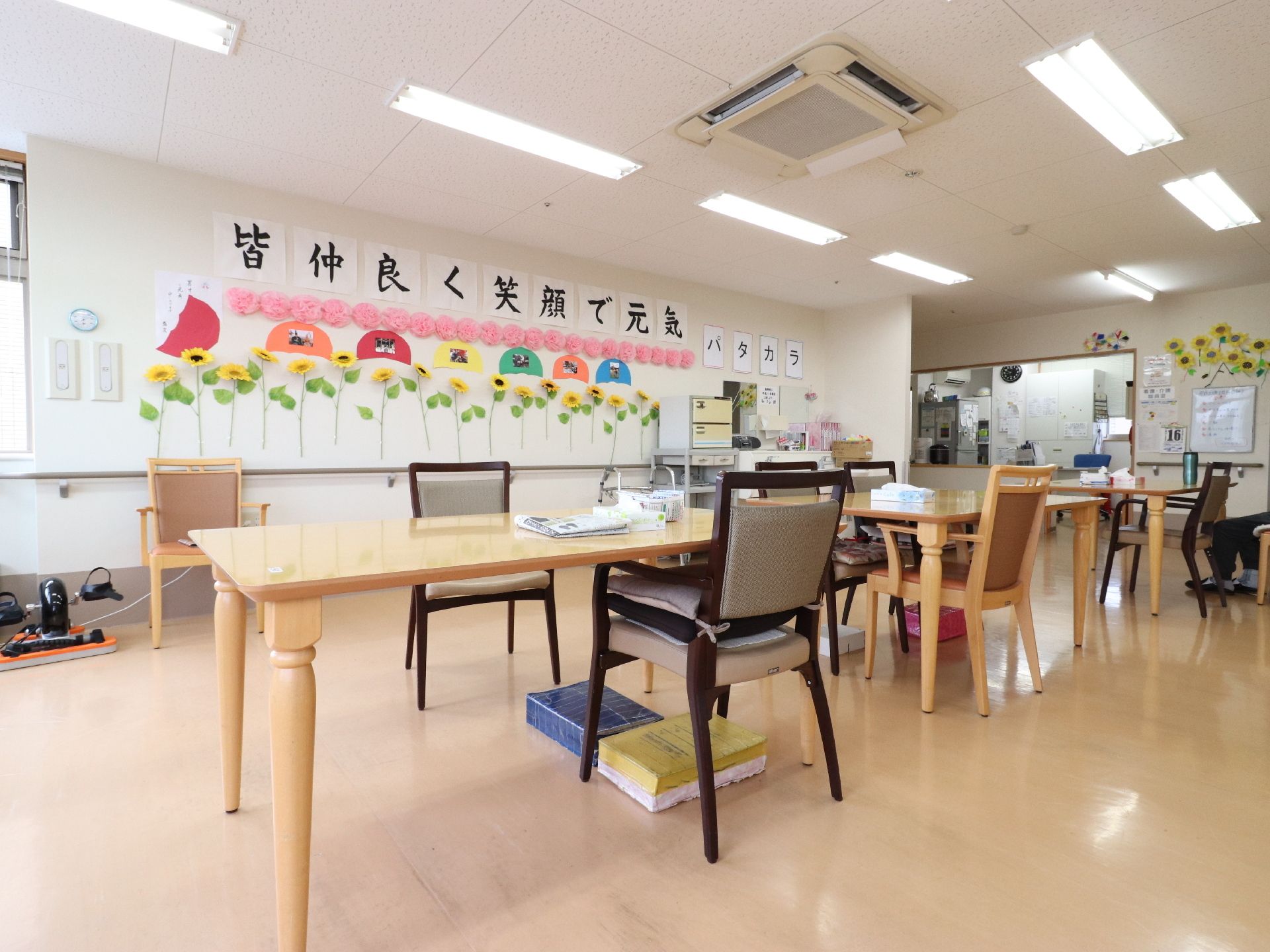 椅子やテーブルが設置されている共有スペース