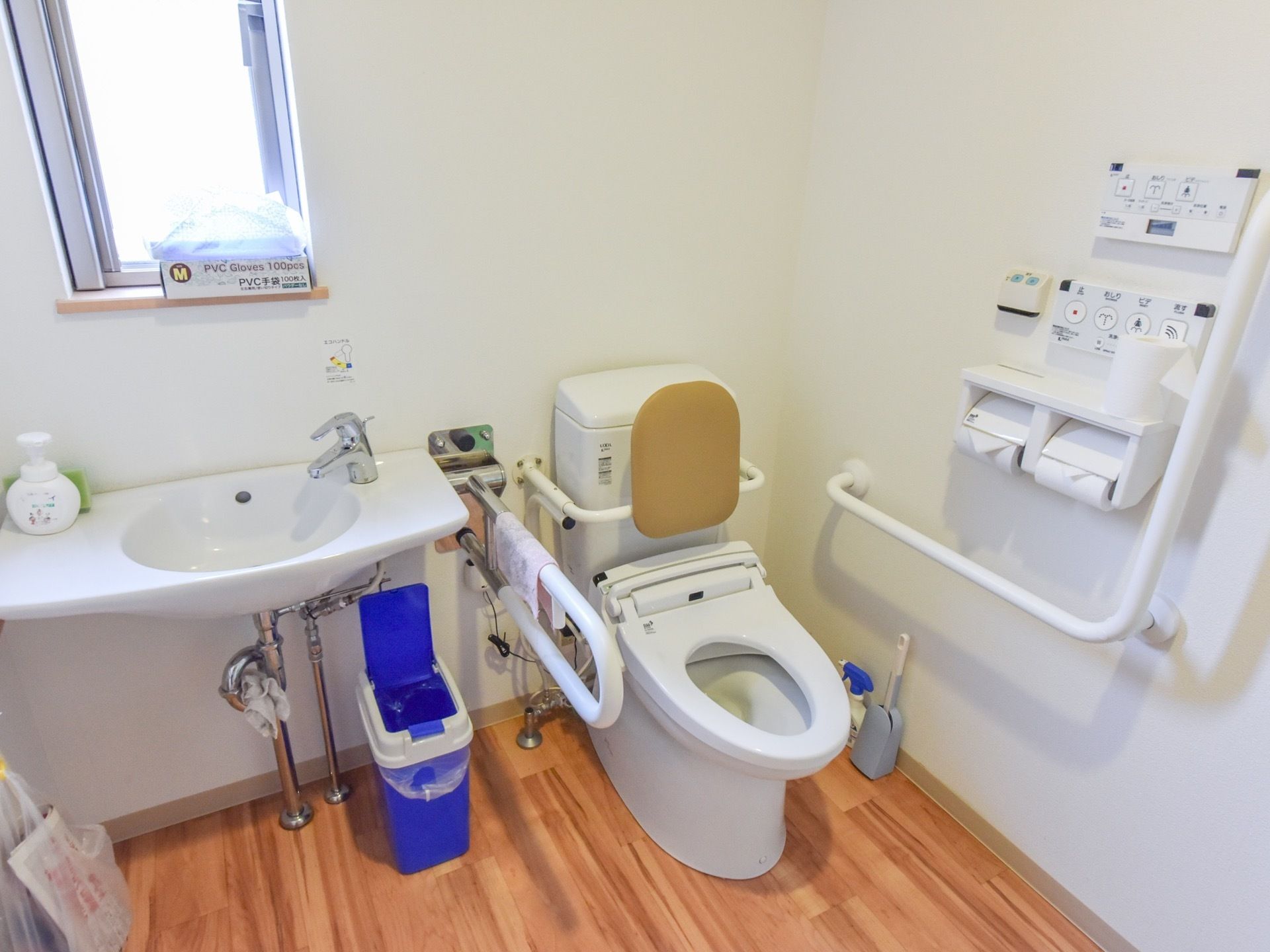 トイレには温水洗浄便座機能が付いている。手すりと背もたれが取り付けられており、また、同じスペースには手洗い器も設置されている。