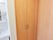 お部屋にはクローゼットを完備している。両側開きの扉で出し入れしやすく、縦長なので衣類を掛けて収納することができる。