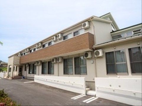 「福寿まちだ山崎」の外観。家庭的な雰囲気の建物。