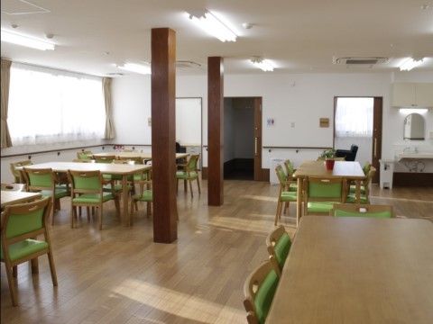 「福寿まちだ山崎」の食堂。フローリングの食堂。