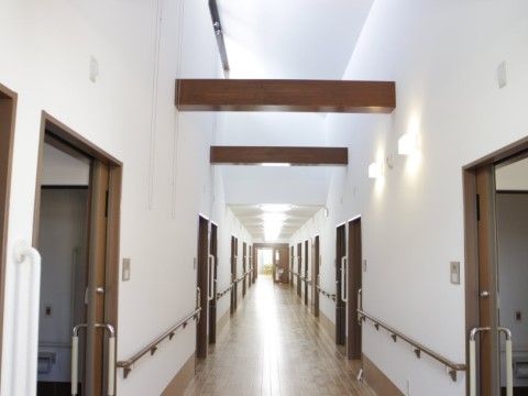 「福寿まちだ山崎」の廊下。手すりを設けている。