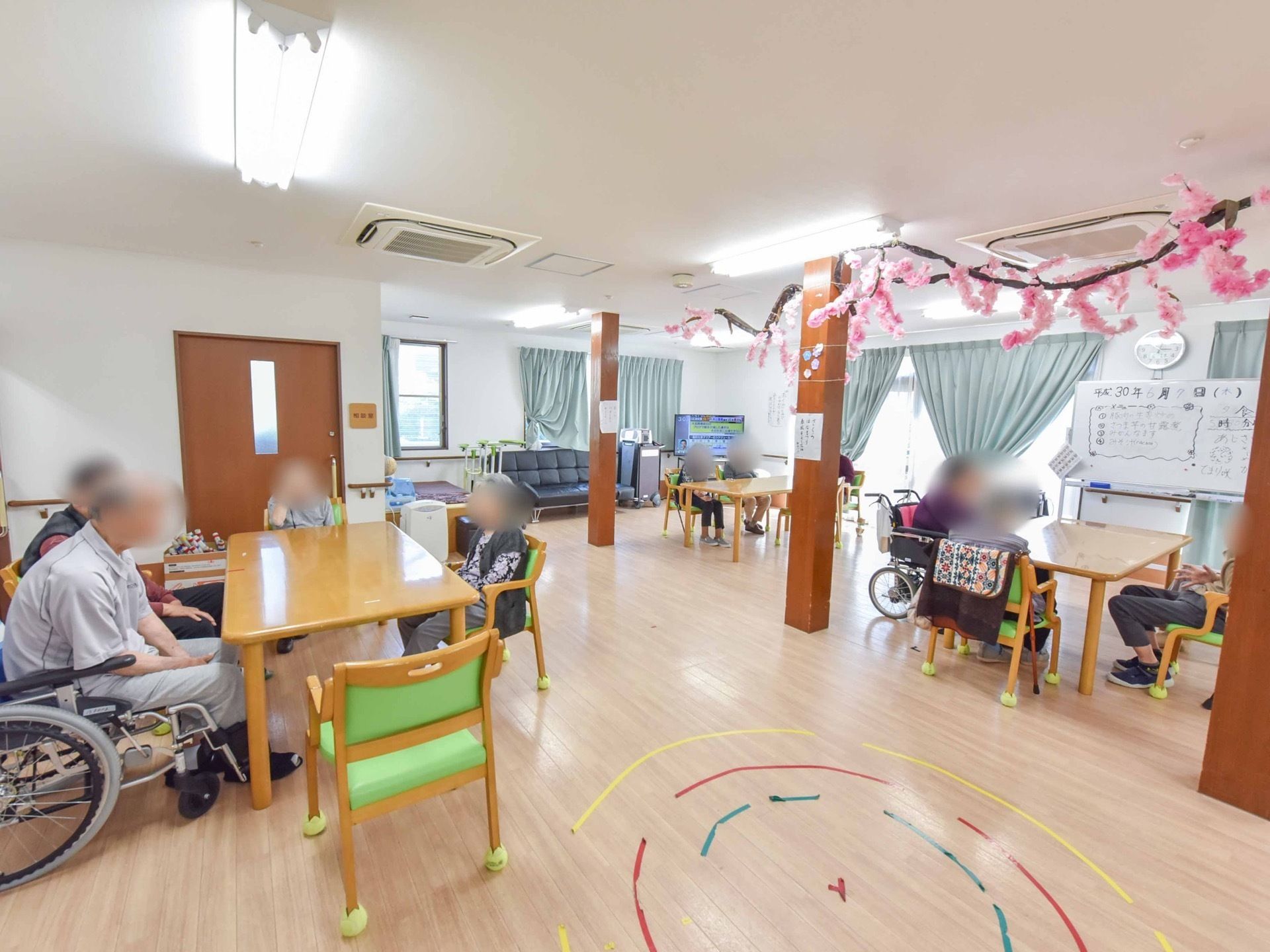 広々としたフロアの中心を横切るように、大きな木の柱が３本並んでいる。テーブルはゆとりのある配置をしており、開放感のある空間になっている。