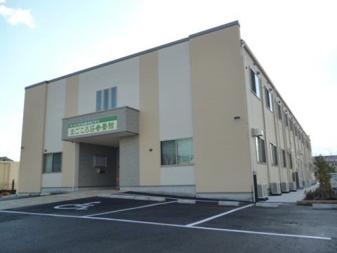 まごころ荘 参番館の外観。きれいに舗装された駐車場がきれいな印象を与える施設外観。来訪者専用となっております。