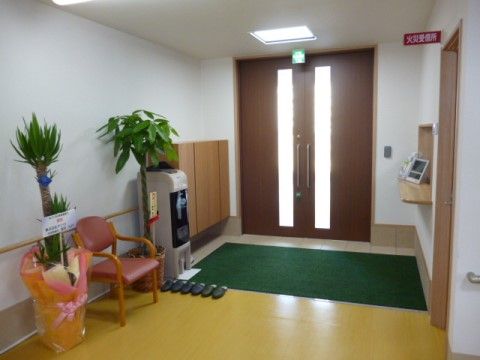 まごころ荘 参番館のエントランス。明るく色彩豊かなエントランス。段差のないバリアフリー設計となっております。
