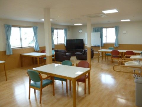 まごころ荘 参番館の食堂。毎日沢山の入居者様で賑わう、楽しいお食事風景となっております。