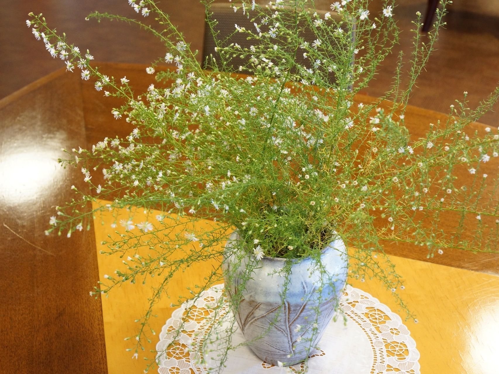 花台の上に、花瓶で飾られた花がある。明るい雰囲気を作るとともに、人々の目を和ませるのに一役買っている。