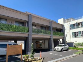 新緑が映える居室の外観