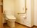 居室にあるトイレは洋式の洗浄付き便座となっており、手すりも設置されていて、高齢者や足の不自由な人でも安心して使える。